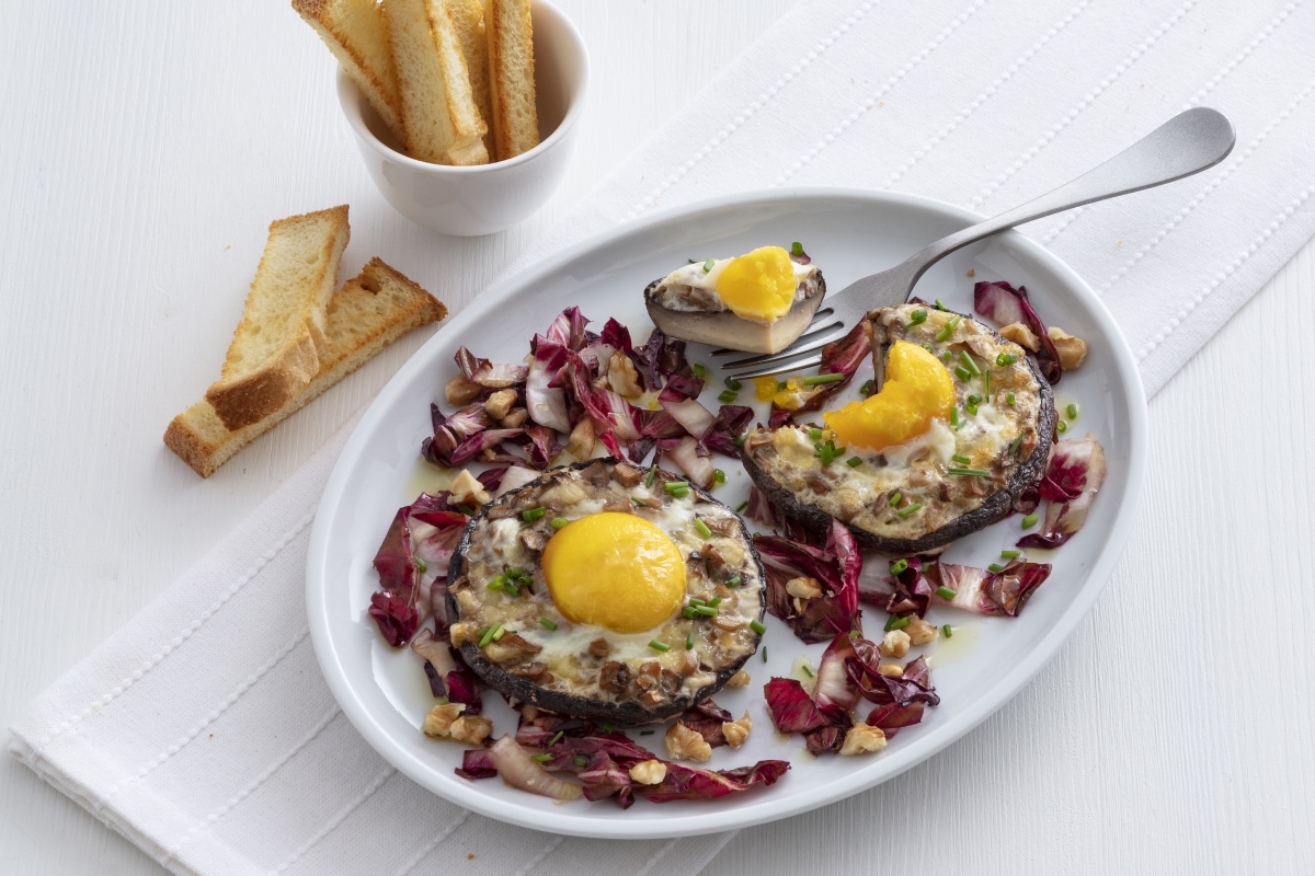Mit Ei und Käse gefüllte Portobello