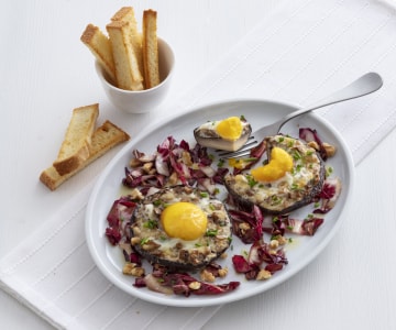 Mit Ei und Käse gefüllte Portobello