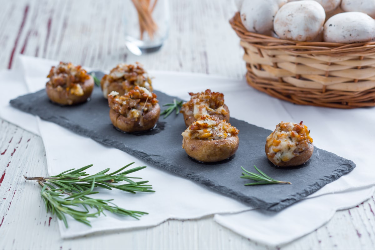 Mit Wurst gefüllte Champignon-Pilze