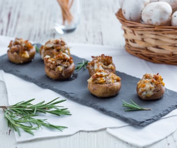 Mit Wurst gefüllte Champignon-Pilze