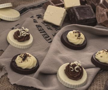 Törtchen mit Creme aus zwei Schokoladen