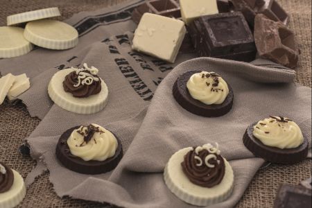 Törtchen mit Creme aus zwei Schokoladen