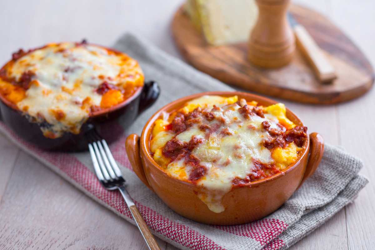 Polenta mit Wurst und Käse
