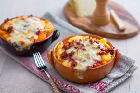 Polenta mit Wurst und Käse