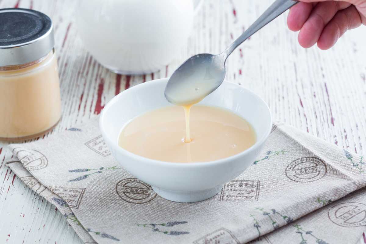 Wie man gezuckerte Kondensmilch macht