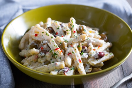 Casarecce mit Ricotta-Creme, Oliven und Anchovis