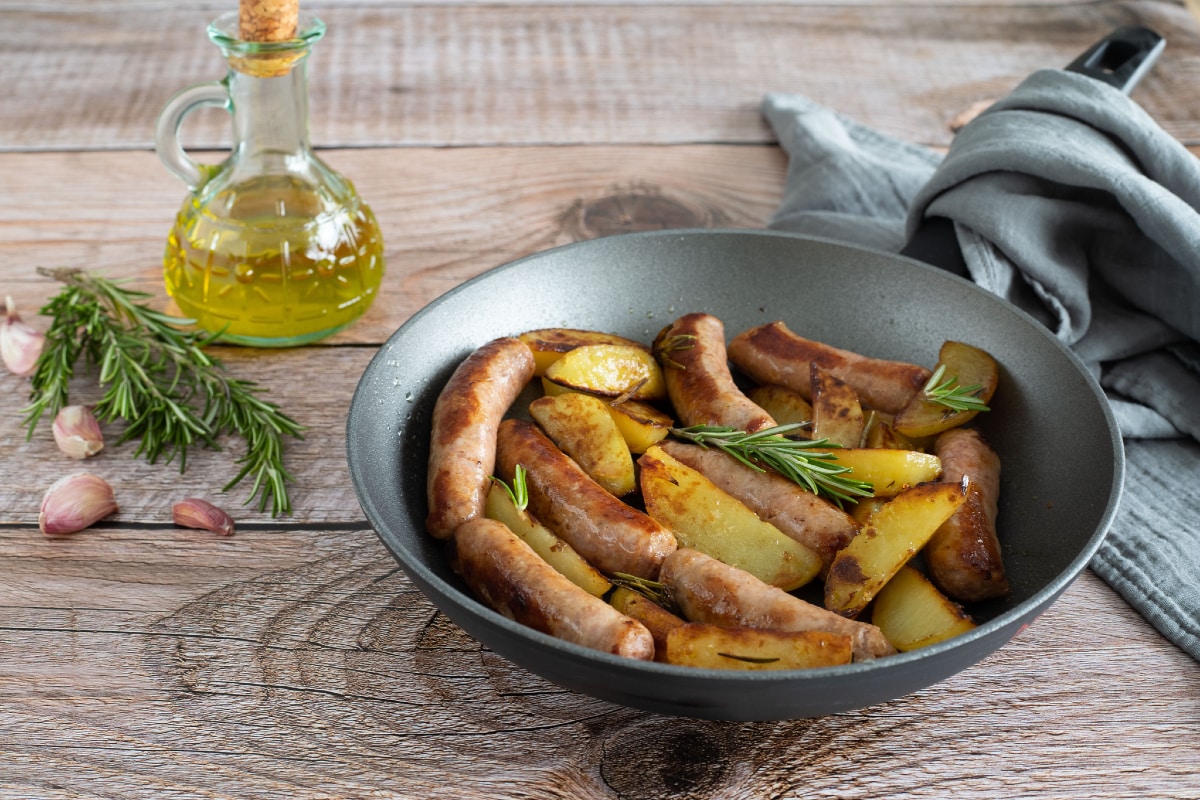 Wurst und Kartoffeln in der Pfanne