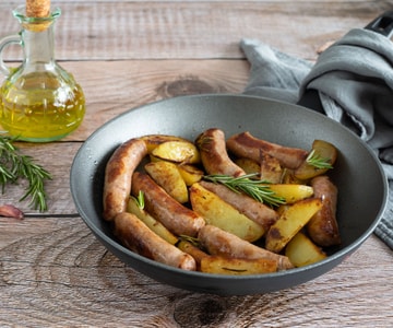Wurst und Kartoffeln in der Pfanne