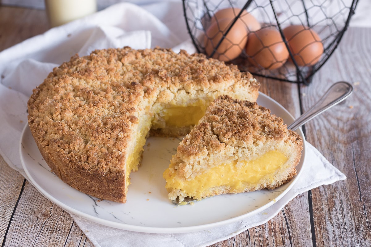 Bröselkuchen mit Creme