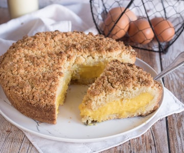 Bröselkuchen mit Creme