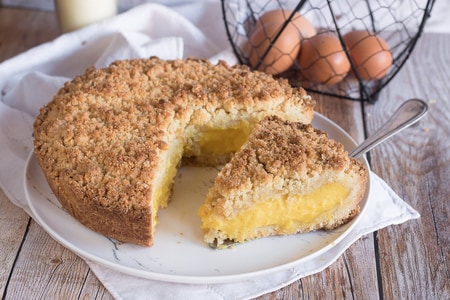 Bröselkuchen mit Creme