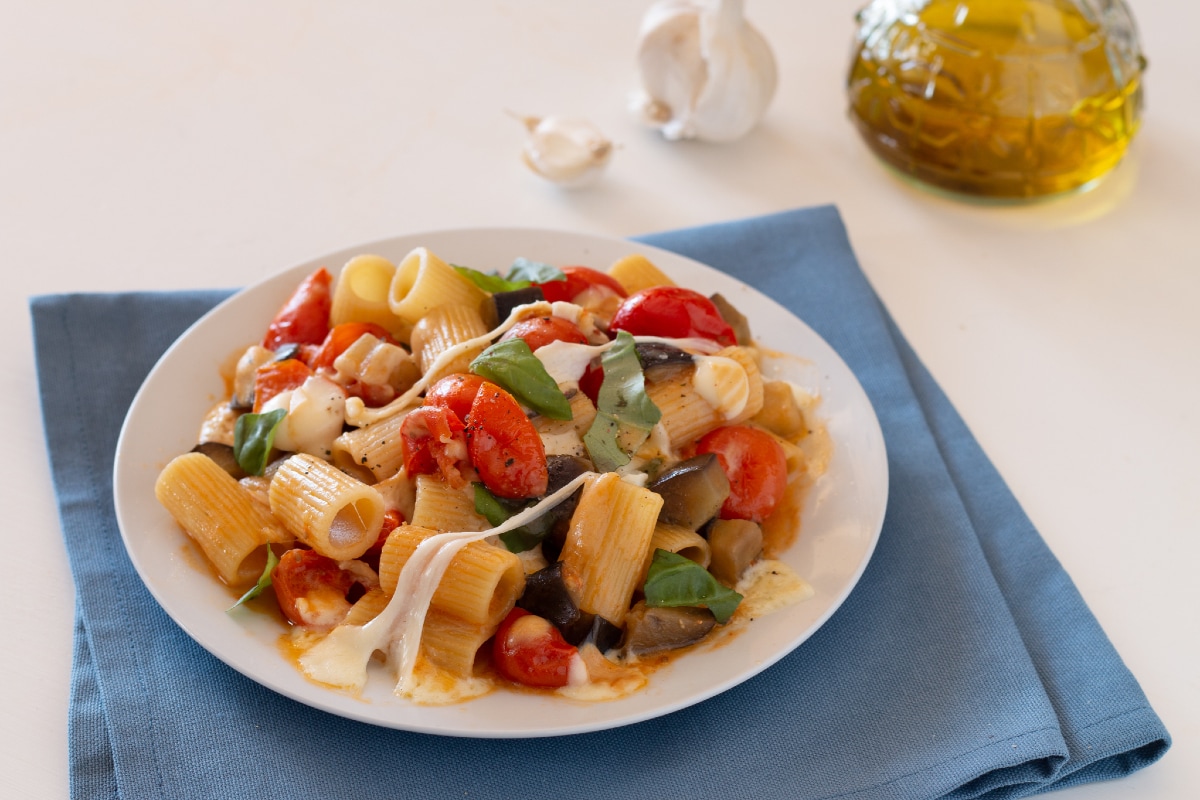 Mezze Maniche mit Auberginen und geräuchertem Scamorza