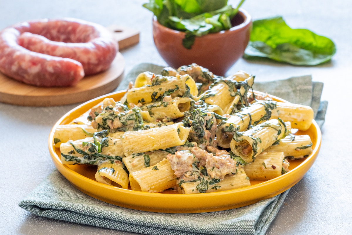 Rigatoni mit Spinat, Wurst und Robiola