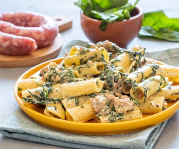 Rigatoni mit Spinat, Wurst und Robiola