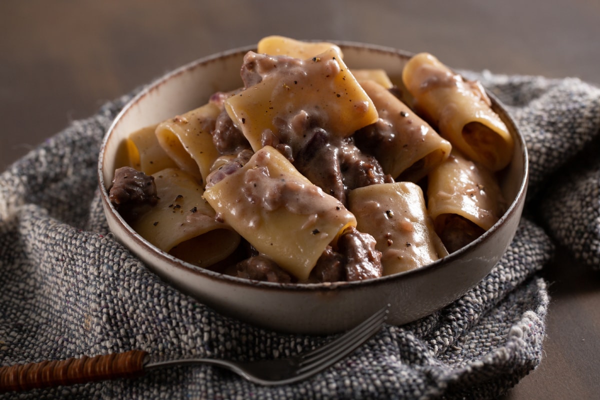 Paccheri mit Käse, Pfeffer und Wurst