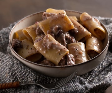 Paccheri mit Käse, Pfeffer und Wurst