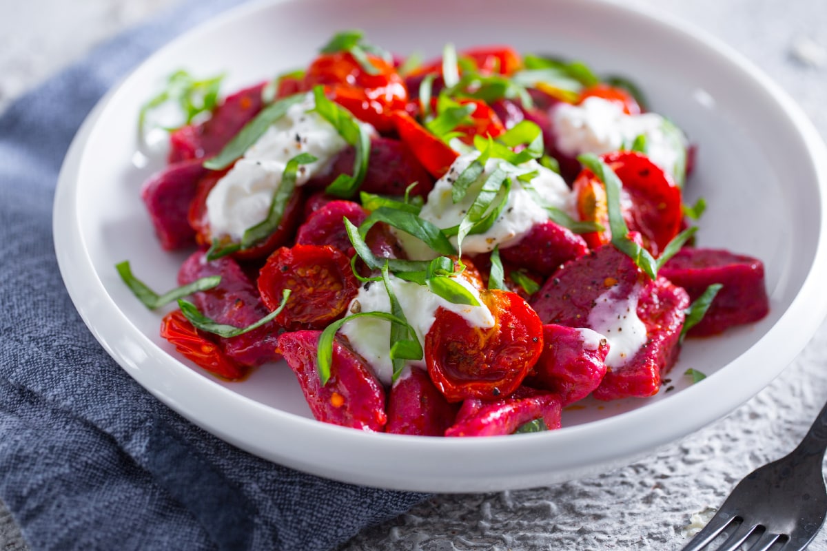 Rote-Bete-Gnocchetti mit Kirschtomaten und Stracciatella