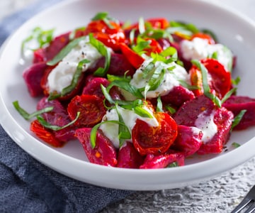 Rote-Bete-Gnocchetti mit Kirschtomaten und Stracciatella