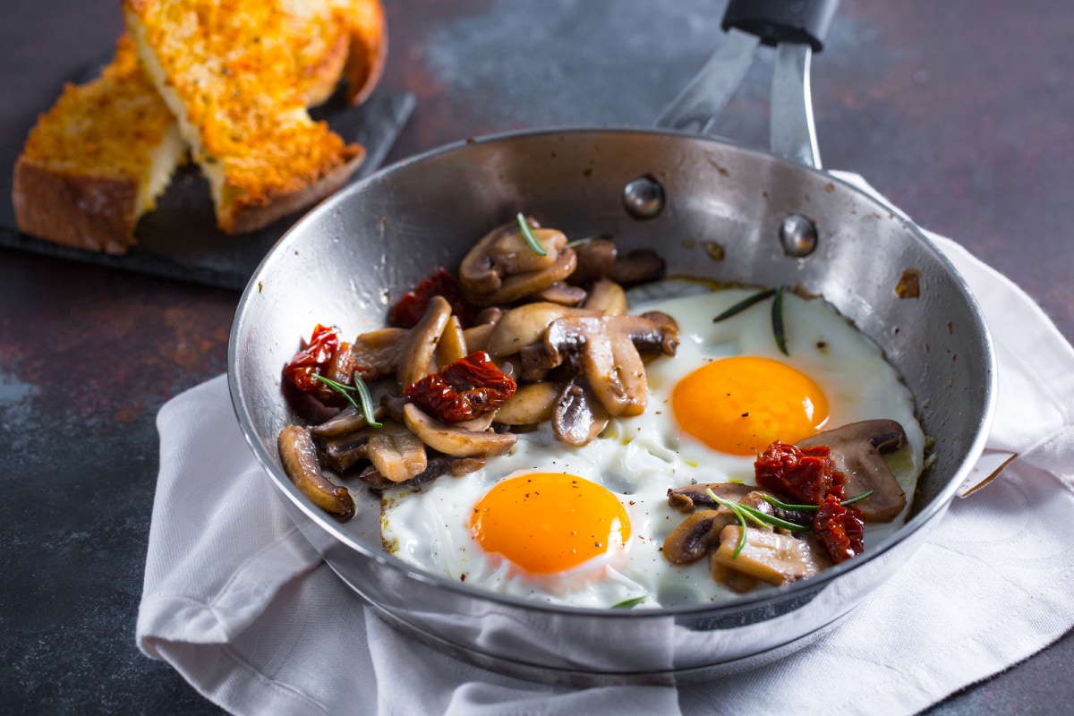 Spiegeleier mit Pilzen und getrockneten Tomaten