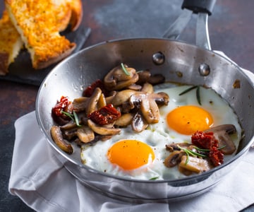Spiegeleier mit Pilzen und getrockneten Tomaten
