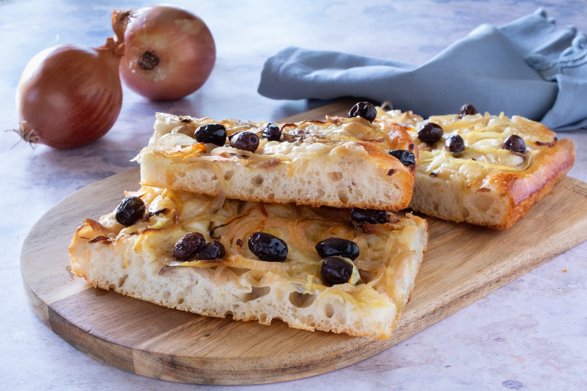 Apulische Focaccia mit Zwiebeln