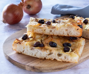 Apulische Focaccia mit Zwiebeln