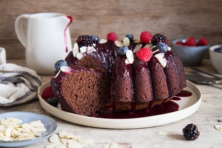 Ringkuchen mit Kakao und Mandeln mit roter Beerensauce