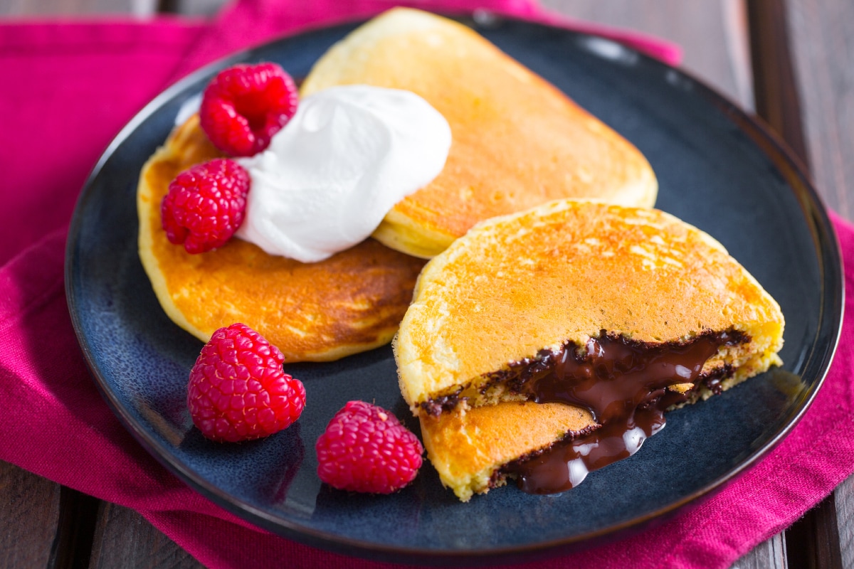 Mit Schokolade gefüllte Pfannkuchen