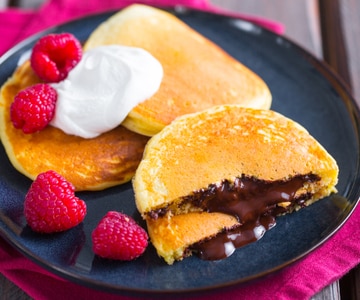 Mit Schokolade gefüllte Pfannkuchen