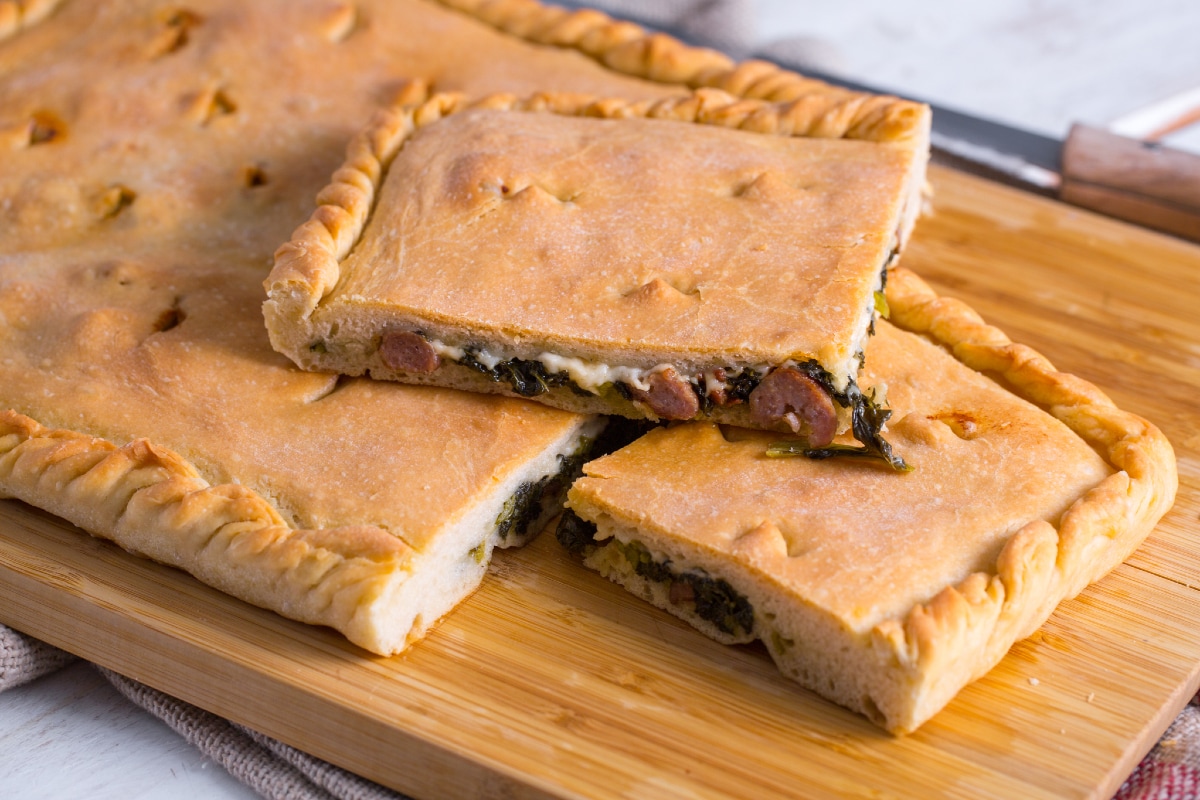 Gefülltes Focaccia mit Stängelkohl und Wurst