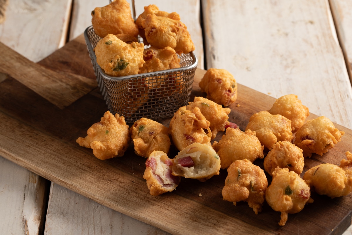Salzige Zeppoline mit Salami und Käse