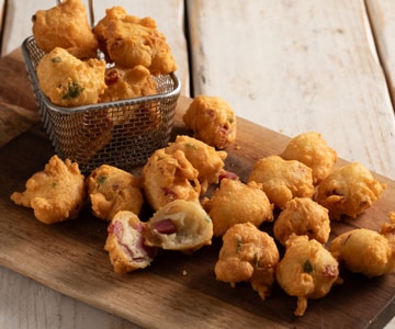 Salzige Zeppoline mit Salami und Käse