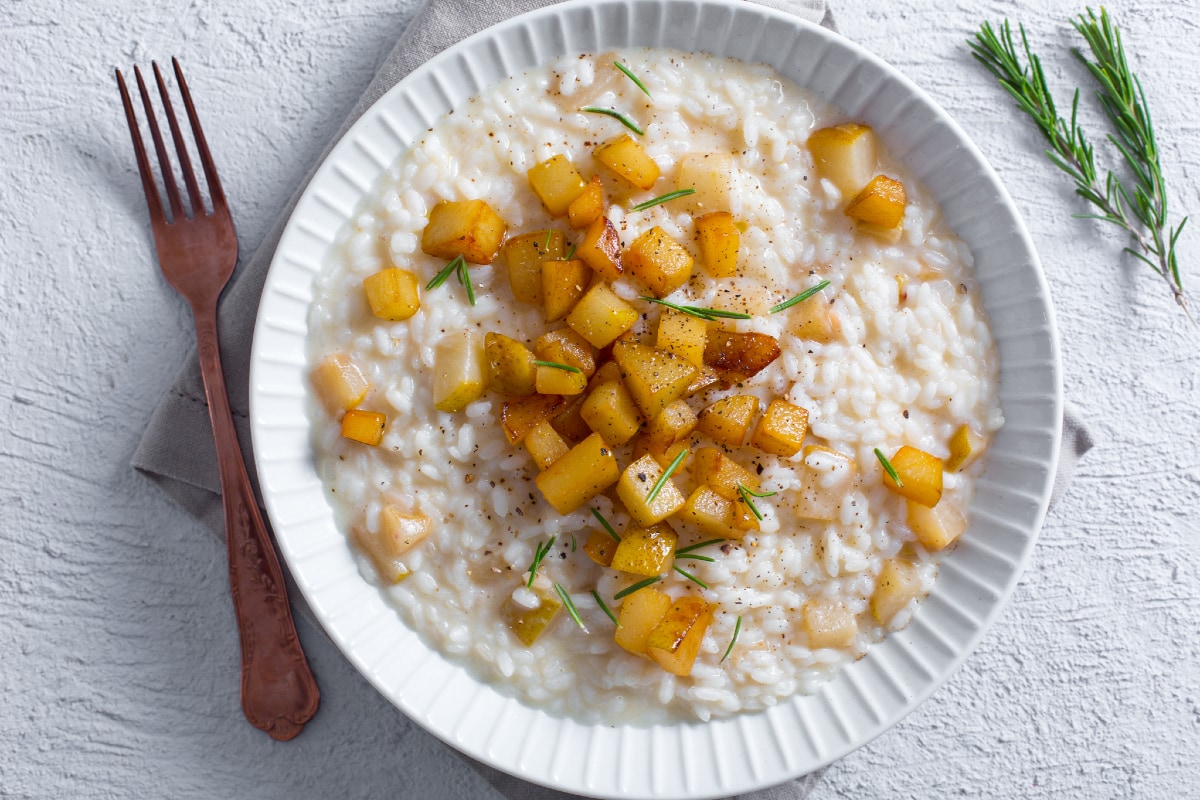 Risotto mit Stracchino, Birnen und Haselnüssen