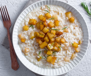 Risotto mit Stracchino, Birnen und Haselnüssen