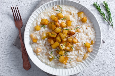 Risotto mit Stracchino, Birnen und Haselnüssen