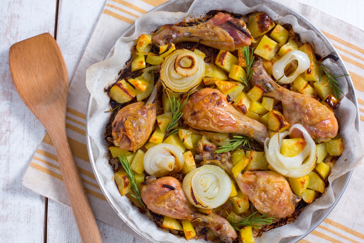 Ofen-Hähnchen mit Kartoffeln und Zwiebeln