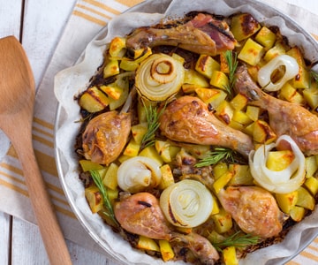 Ofen-Hähnchen mit Kartoffeln und Zwiebeln