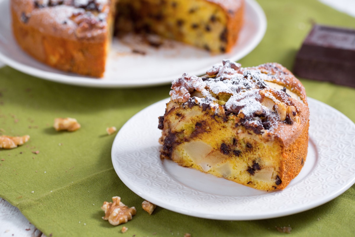 Schokoladenkuchen mit Birnen und Nüssen