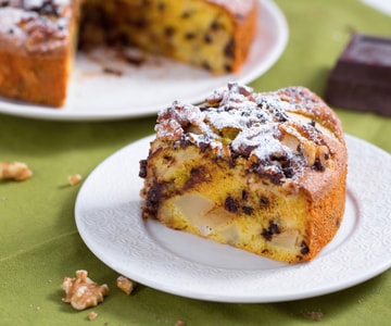 Schokoladenkuchen mit Birnen und Nüssen
