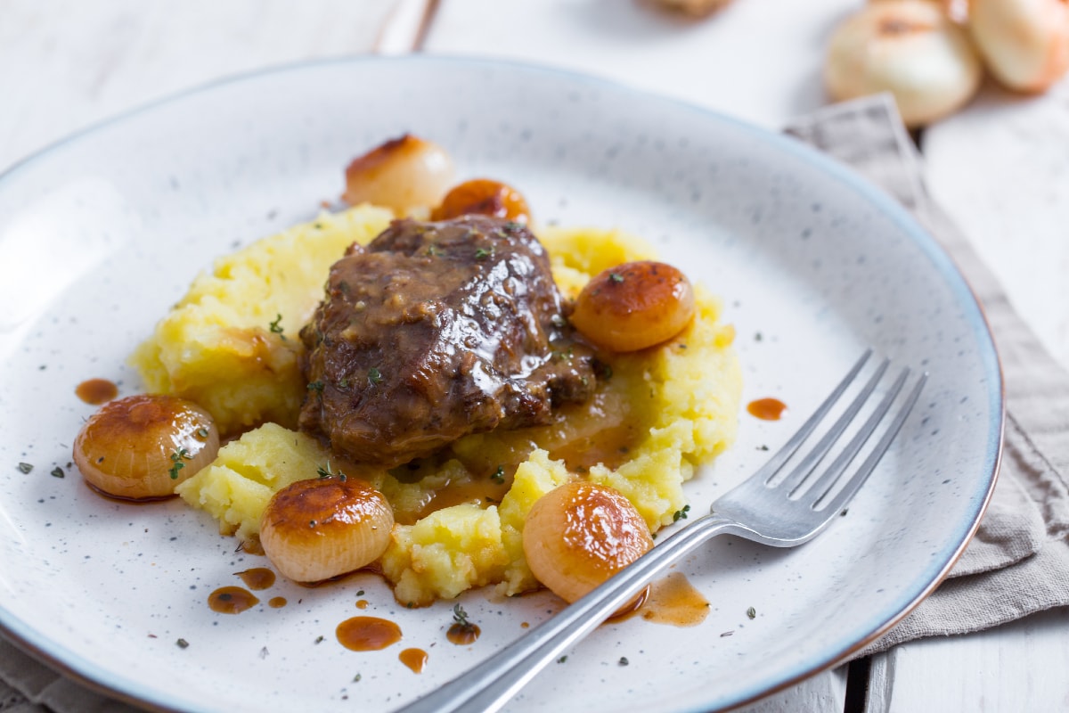Geschmorte Schweinebacke und Borettane-Zwiebeln