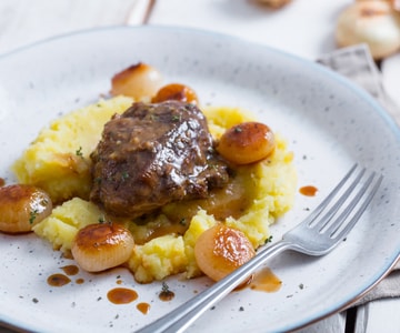 Geschmorte Schweinebacke und Borettane-Zwiebeln