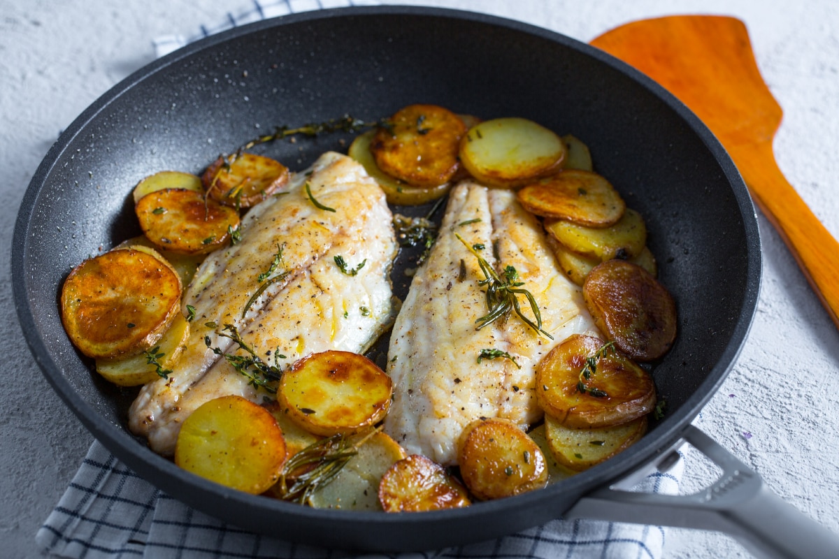 Goldbrassenfilets und Kartoffeln in der Pfanne