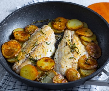 Goldbrassenfilets und Kartoffeln in der Pfanne