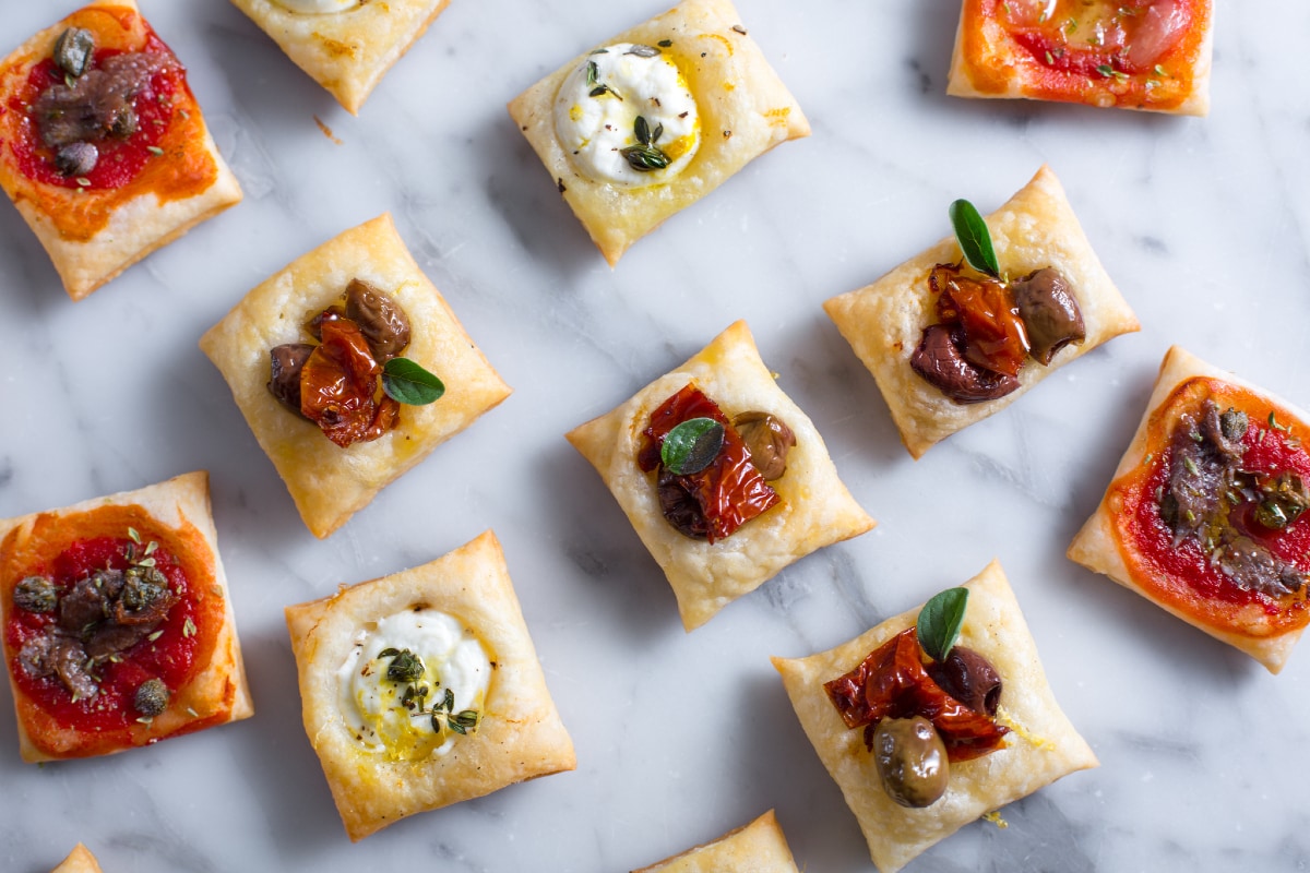 Quadratische Blätterteig-Pizzette
