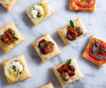Quadratische Blätterteig-Pizzette