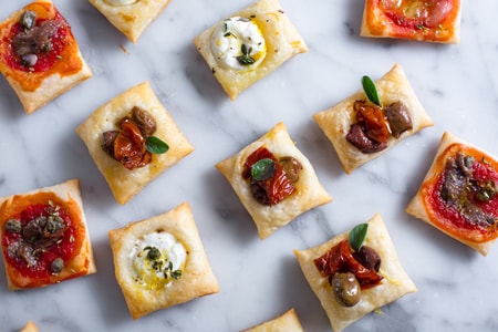 Quadratische Blätterteig-Pizzette