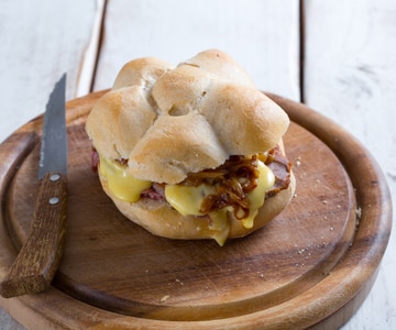 Roastbeef-Sandwich mit karamellisierten Zwiebeln