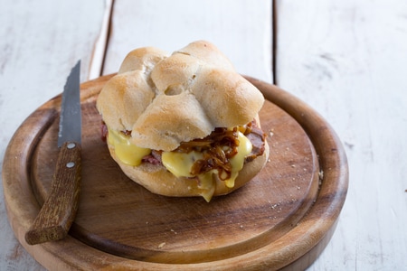 Roastbeef-Sandwich mit karamellisierten Zwiebeln