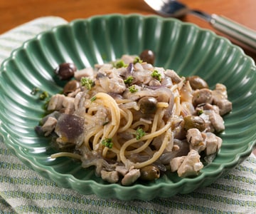 Nudeln mit Thunfisch und Zwiebeln