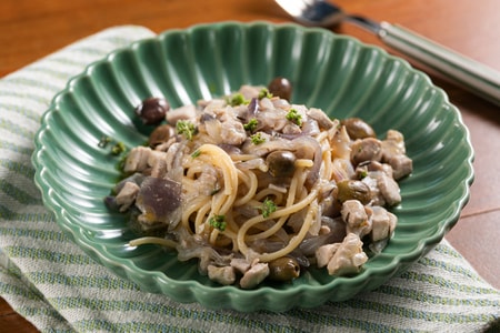 Nudeln mit Thunfisch und Zwiebeln